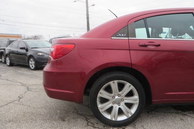 2013 Chrysler 200 Touring photo 22