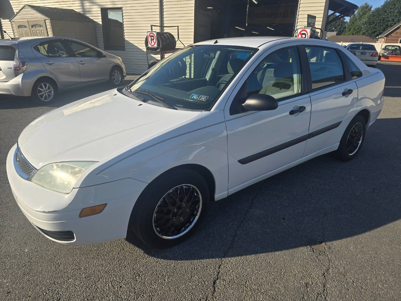 2005 Ford Focus for sale at QUEENSGATE AUTO SALES in York, PA