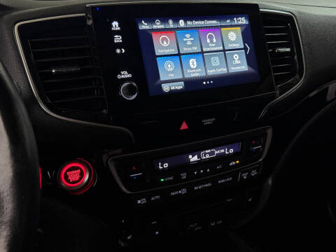 2019 Honda Pilot Touring w/Rear Captain's Chairs