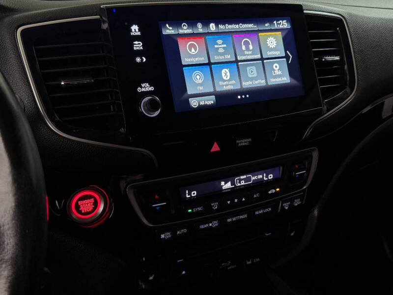 2019 Honda Pilot Touring w/Rear Captain's Chairs