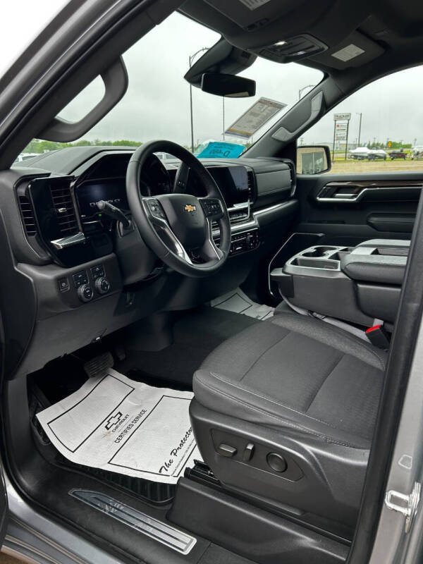 Used 2023 Chevrolet Silverado 1500 LT with VIN 1GCUDDED6PZ197433 for sale in Tyndall, SD