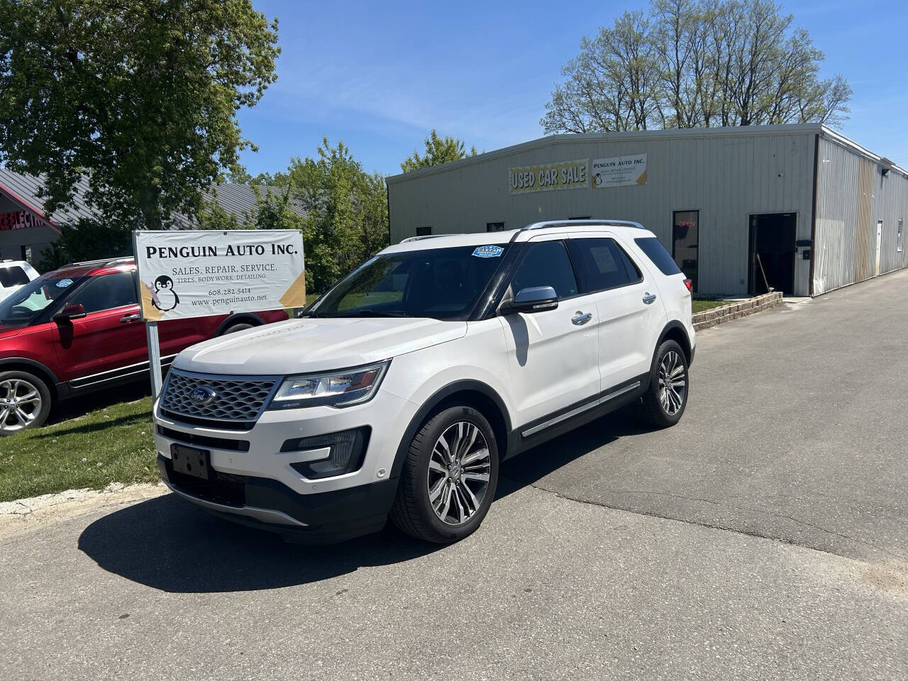 Off white 2017 Ford Explorer Platinum AWD Platinum 4dr SUV 1