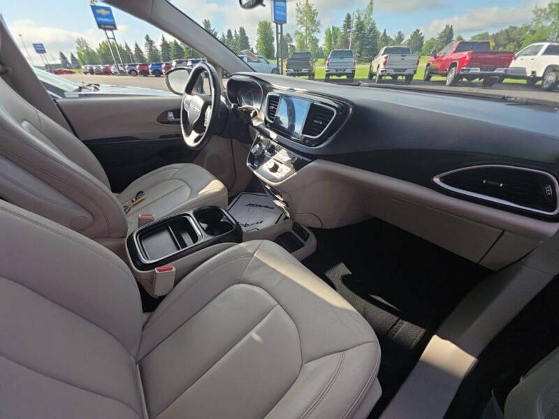 2017 Chrysler Pacifica Touring-L