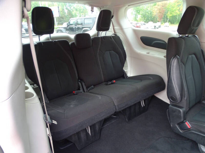 2023 Chrysler Voyager LX