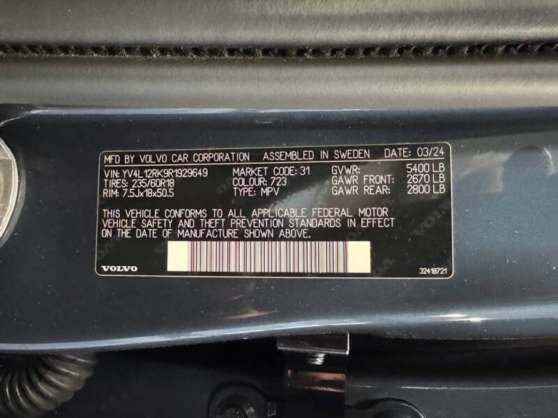 2024 Volvo XC60 B5 Core Dark Theme