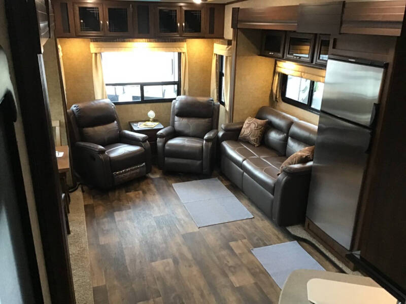 2018 Forest River Sierra 2850RL / 31ft