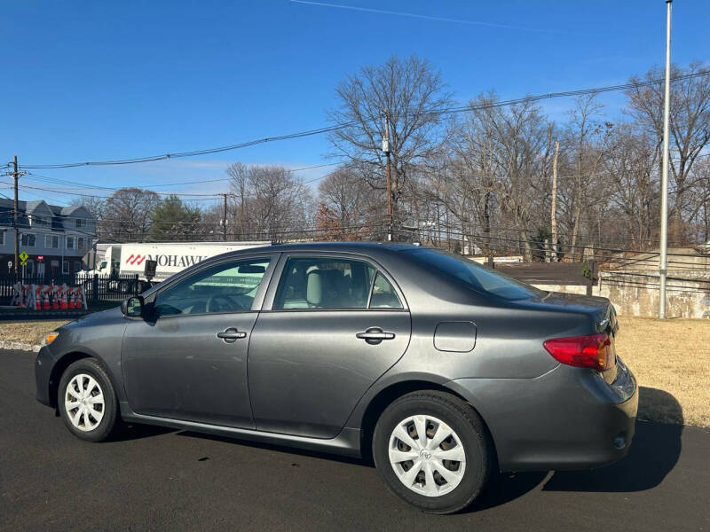 2010 Toyota Corolla LE photo 5