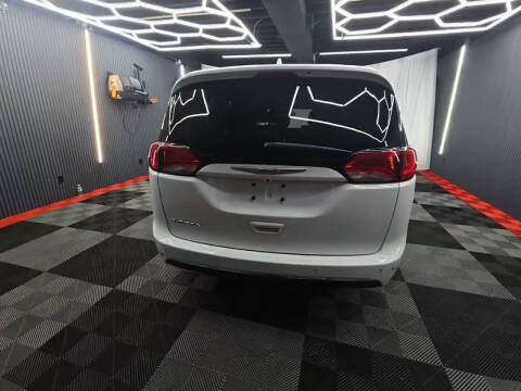 2017 Chrysler Pacifica Touring-L