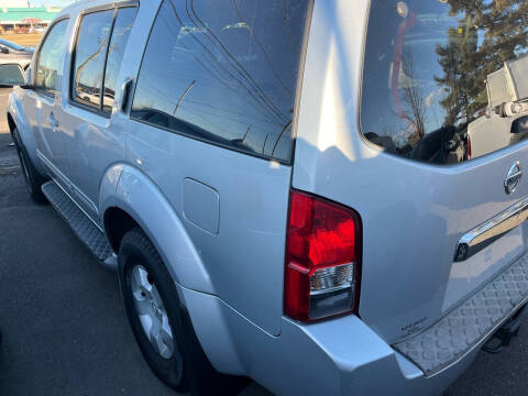 2005 Nissan Pathfinder XE