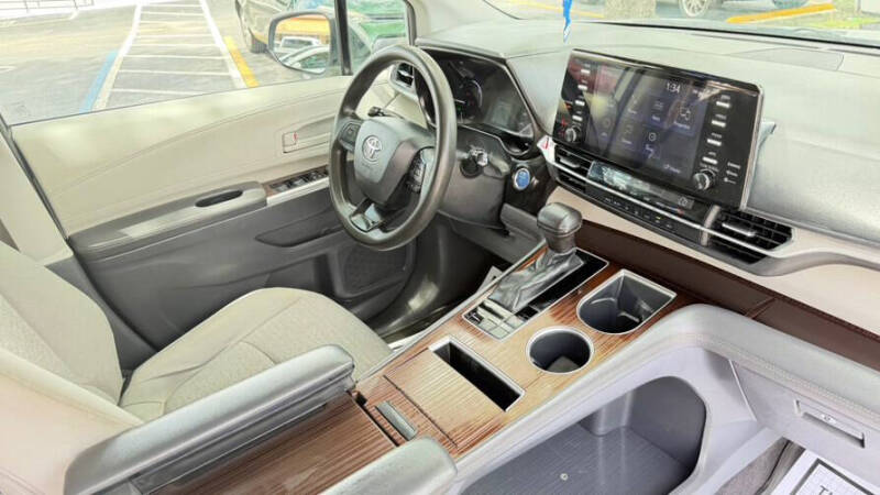 2022 Toyota Sienna LE 8-Passenger