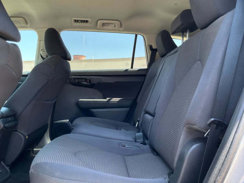2022 Toyota Highlander LE