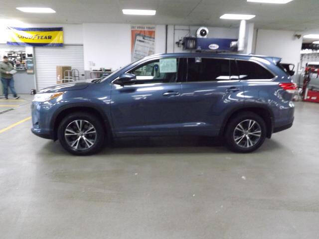 Used 2018 Toyota Highlander LE Plus with VIN 5TDBZRFH8JS902040 for sale in Platteville, WI