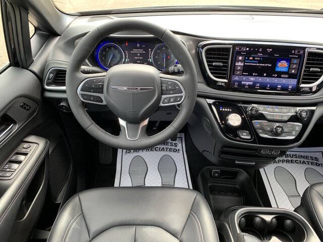 2025 Chrysler Pacifica Select