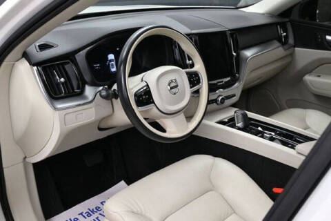 2024 Volvo XC60 B5 Core Dark Theme