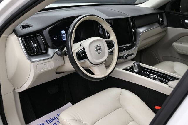 2024 Volvo XC60 B5 Core Dark Theme