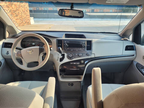 2011 Toyota Sienna LE 7-Passenger Auto Access Seat