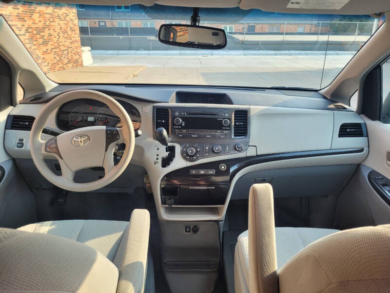 2011 Toyota Sienna LE 7-Passenger Auto Access Seat