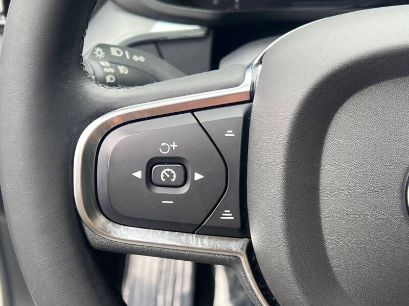 2024 Volvo XC60 B5 Core Dark Theme