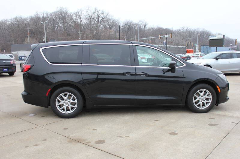 2022 Chrysler Voyager LX