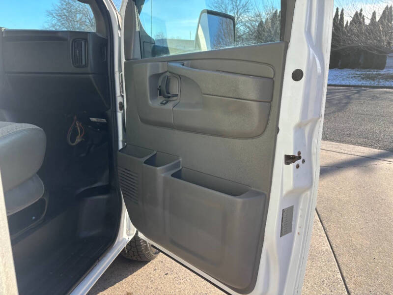 2014 Chevrolet Express Cutaway Base photo 40