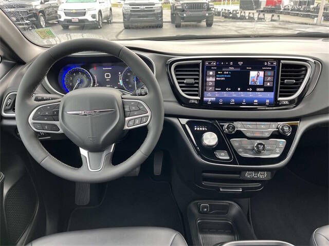 2025 Chrysler Pacifica Select
