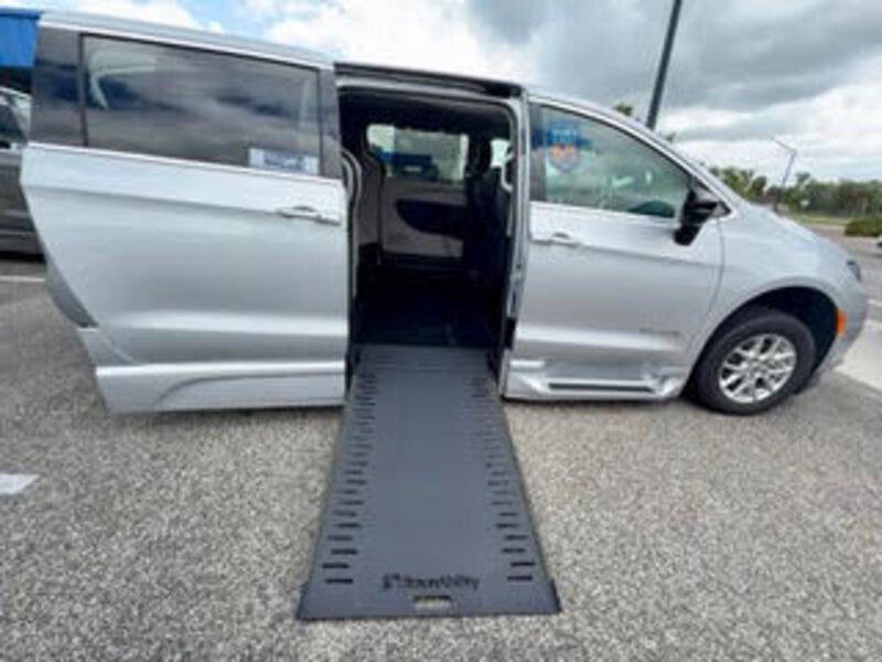 2024 Chrysler Pacifica Touring L's photo