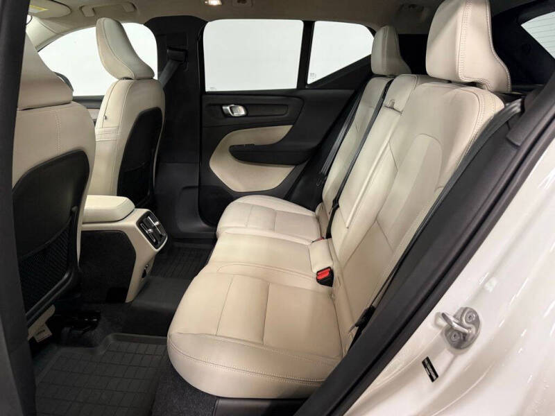 2025 Volvo XC40 B5 Plus Dark Theme