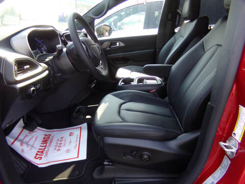 2027 Chrysler Pacifica Select