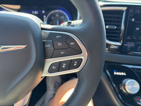 2025 Chrysler Pacifica Select