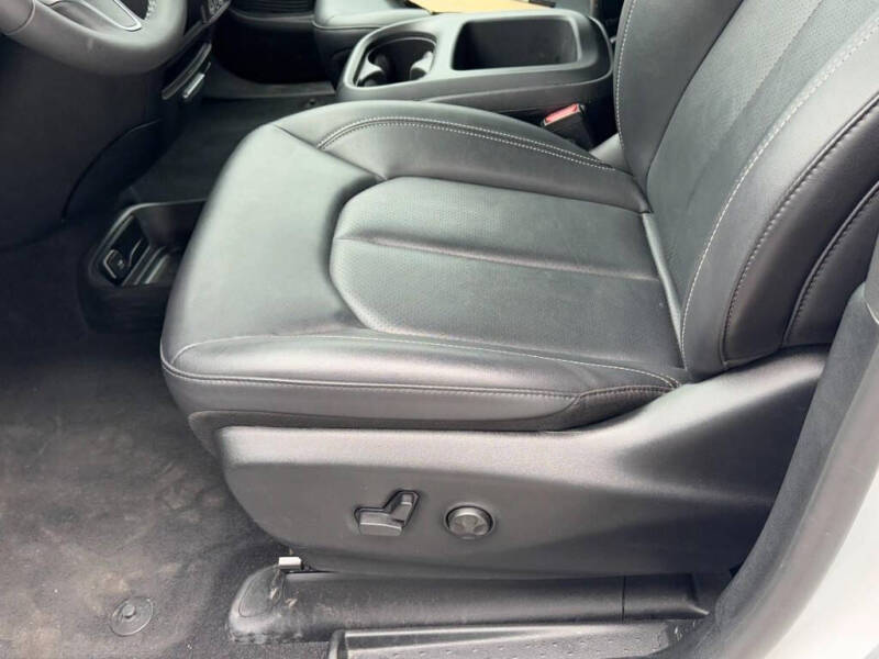 2025 Chrysler Pacifica Select