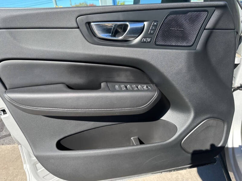 2023 Volvo XC60 B5 Plus Dark Theme