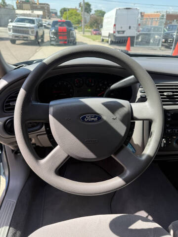 2005 Ford Taurus SE
