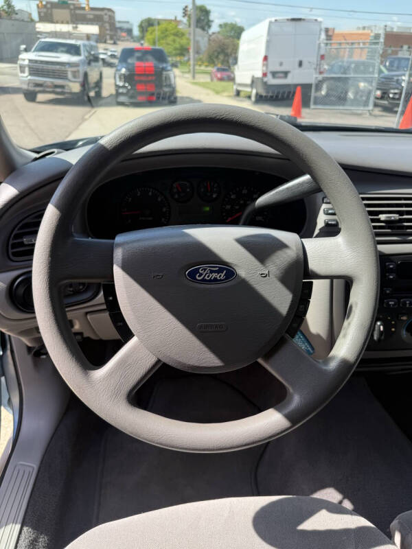 2005 Ford Taurus SE