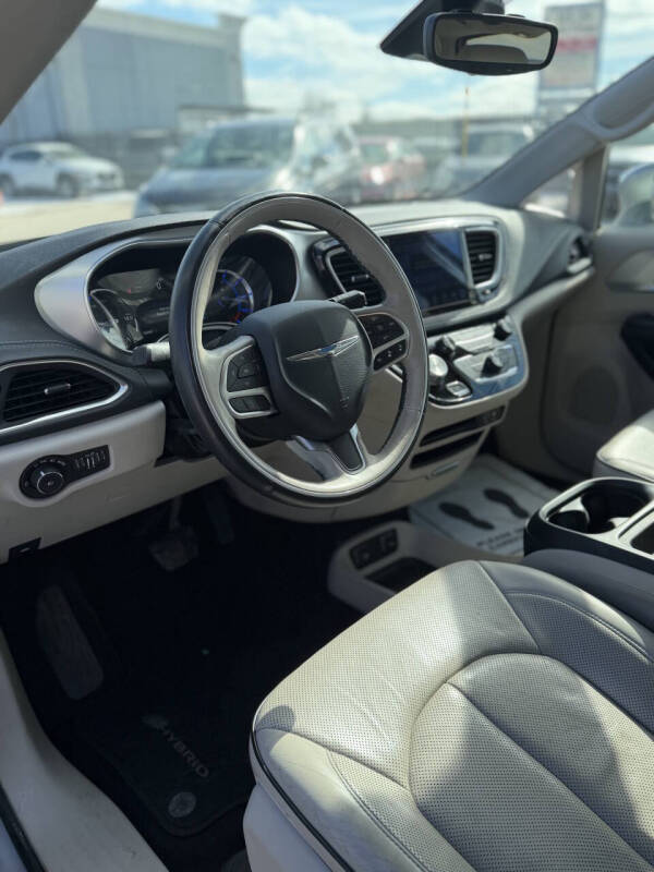 2017 Chrysler Pacifica Hybrid Platinum