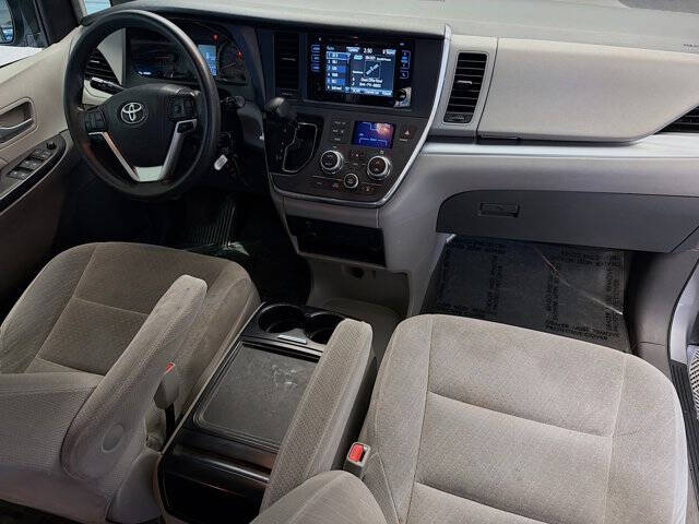 2017 Toyota Sienna LE 7-Passenger Auto Access Seat