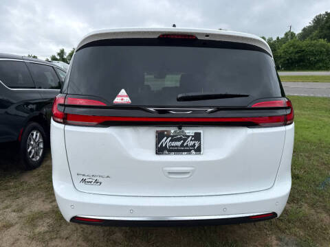 2027 Chrysler Pacifica Select