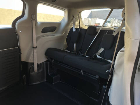 2022 Chrysler Voyager LX