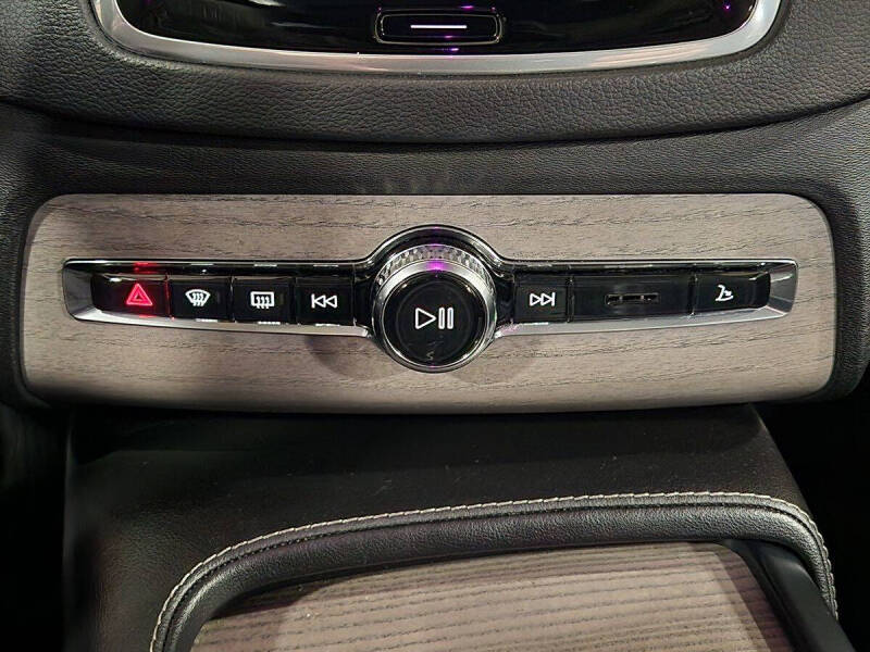 2022 Volvo XC90 T6 Inscription 6-Passenger