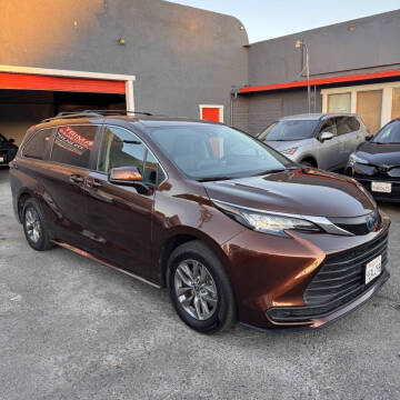 2022 Toyota Sienna LE 8-Passenger