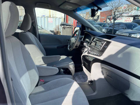 2014 Toyota Sienna LE 8-Passenger