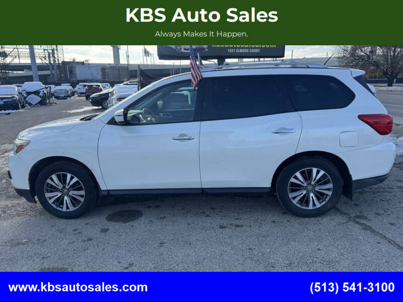 2017 Nissan Pathfinder SV's photo