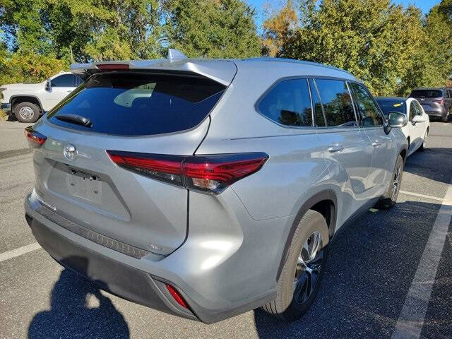 2021 Toyota Highlander XLE photo 3