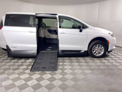 2024 Chrysler Voyager LX