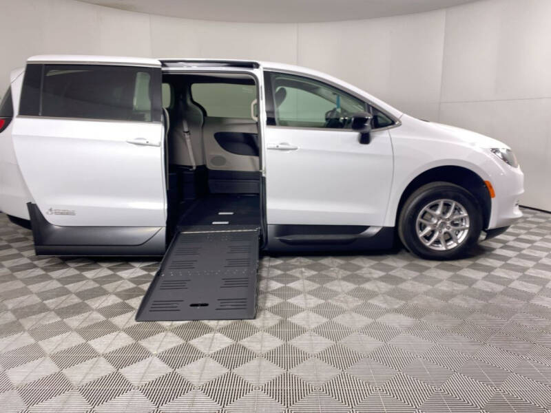 2024 Chrysler Voyager LX