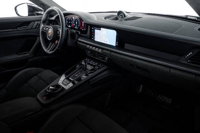 2025 Porsche 911 Carrera 4 GTS