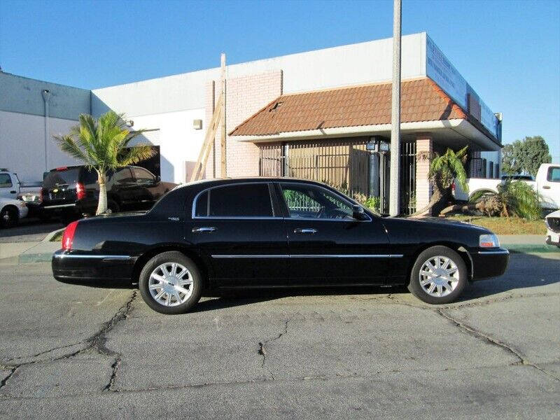 2011 Lincoln Town Car Signature Limited photo 8