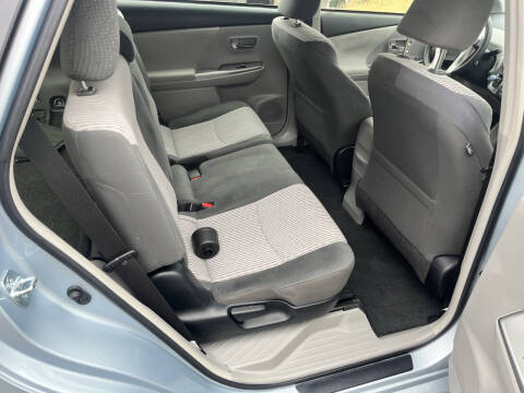 2015 Toyota Prius v Four