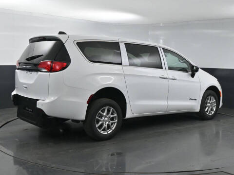 2025 Chrysler Voyager LX