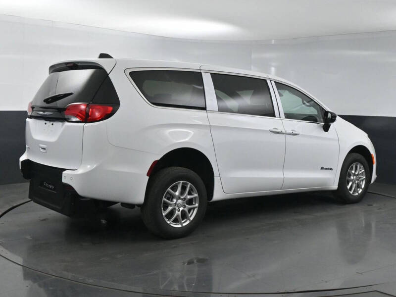 2025 Chrysler Voyager LX