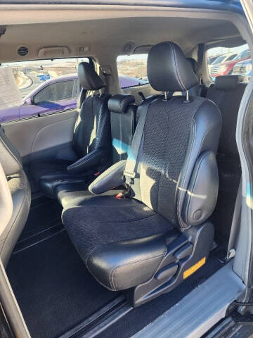 2011 Toyota Sienna SE 8-Passenger